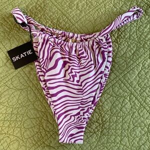 Skatie bikini Zebra stripes in Bobbie bottoms XL Purple on White.